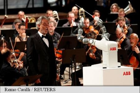  (VIDEO) Un dirijor robot a acaparat toată atenţia publicului, în detrimentul unui tenor celebru