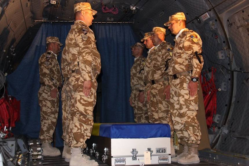  Sicriul cu trupul neînsufleţit al militarului ucis în Afganistan a fost adus la Buzău