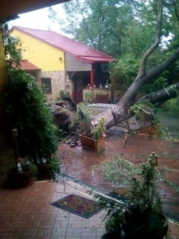  IGSU: 17 localităţi din zece judeţe, dar şi municipiul Bucureşti, afectate de furtuni, până la ora 21
