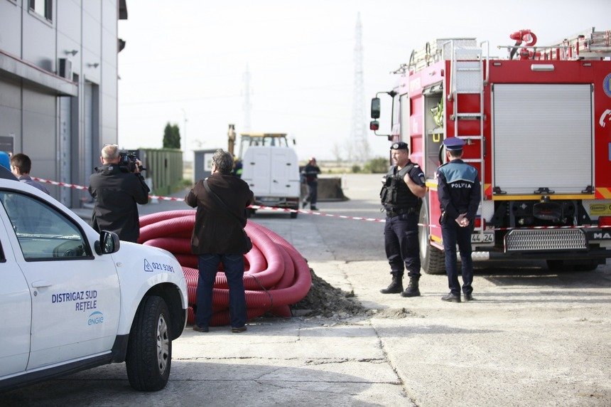  (FOTO) Buzău: Conductă de gaz fisurată în urma unor lucrări, mai multe persoane fiind evacuate