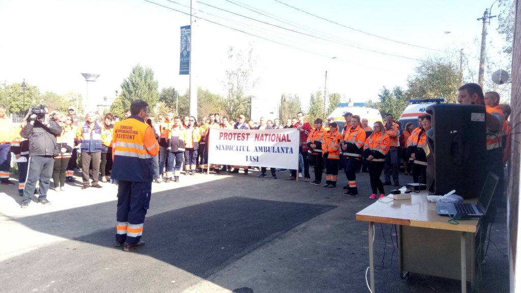  (VIDEO) Nemulțumiți de salarii, angajații de la Ambulanță au organizat un miting de o oră
