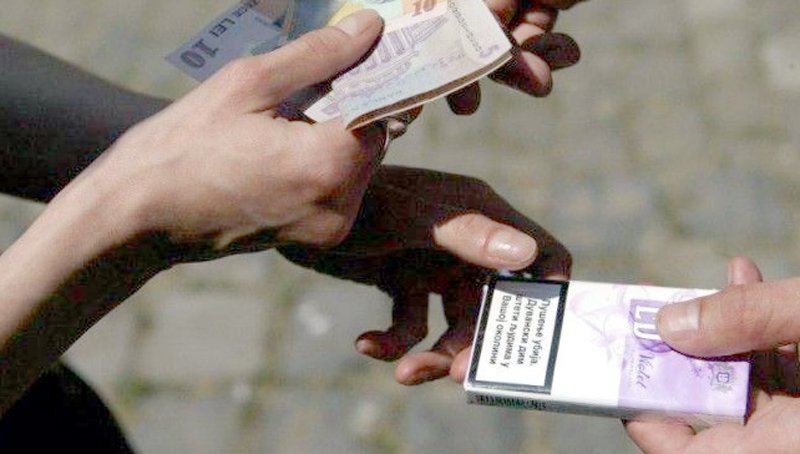  Un basarabean făcea o bişniţă cu ţigări pe strada Cetăţuia