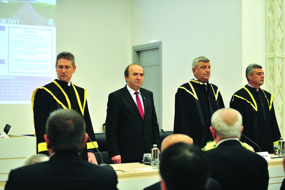  (VIDEO) Ministrul Justiţiei, distins cu titlul de Doctor Honoris Causa la Craiova