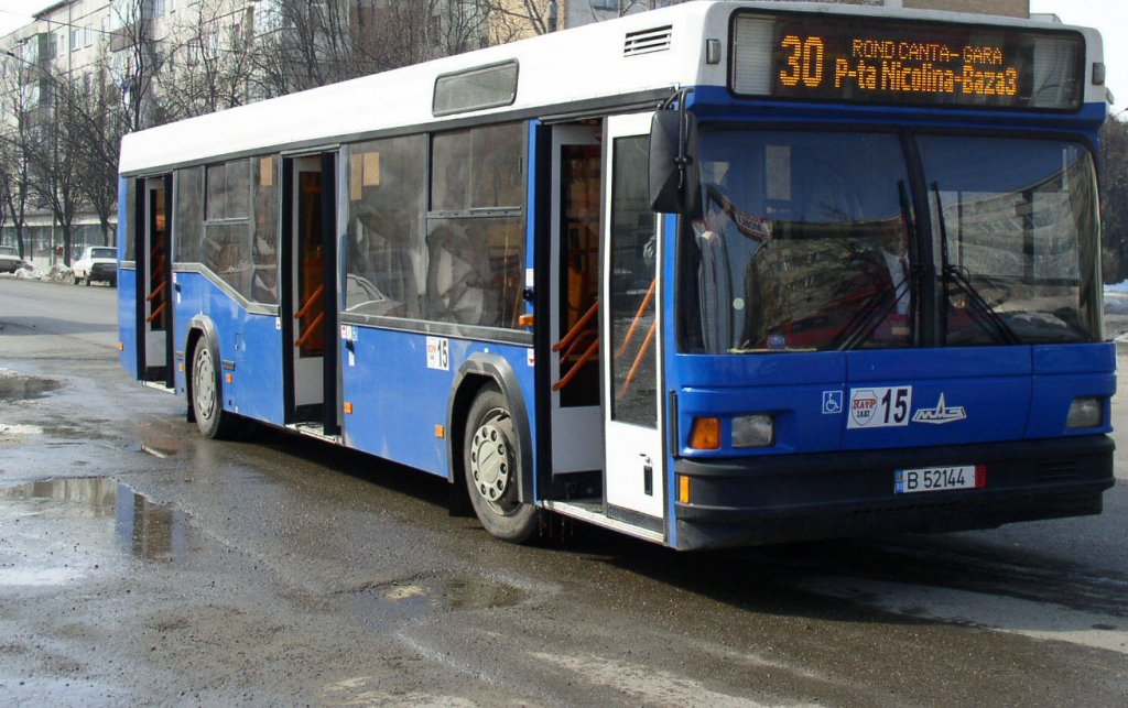 Controlori alungați dimineață din autobuzul 30 de către călătorii revoltați