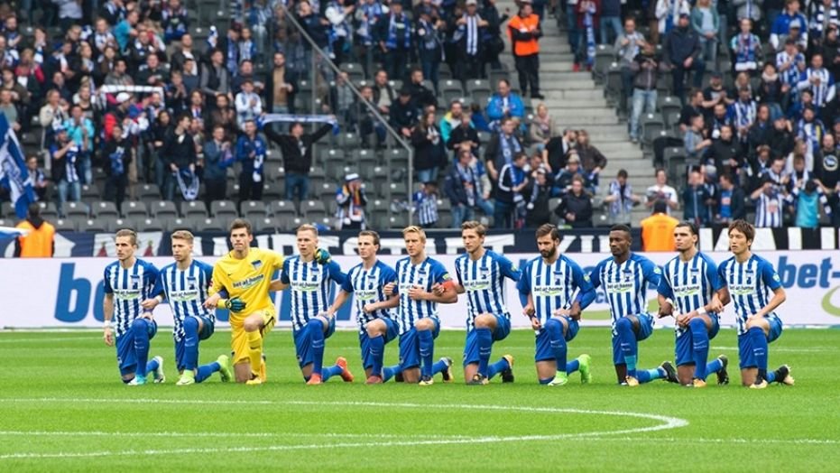  Jucătorii de la Hertha Berlin au îngenuncheat înainte de meciul cu Schalke pentru a lupta contra rasismului