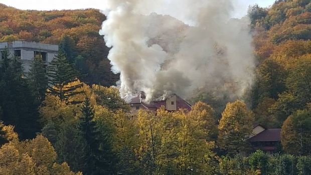  Incendiu la acoperişul unui hotel, aproximativ două sute de persoane fiind evacuate