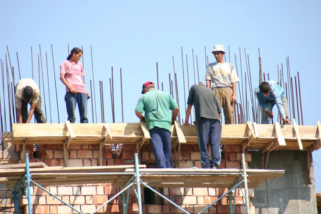  Jumătate dintre români îşi construiesc singuri casa