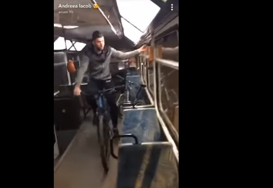  (VIDEO) Tânăr filmat în timp ce distruge un tramvai, la îndemnul unei fete