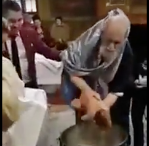  VIDEO: Un preot nervos bruscheaza un bebelus in timpul slujbei de botez