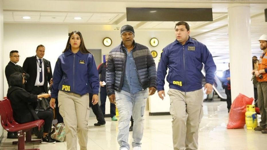  Mike Tyson a primit interdicţia de a intra pe teritoriul statului Chile; El a fost oprit la aeroport
