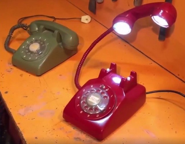  VIDEO: Cum poate fi transformat un telefon vechi într-o veioză