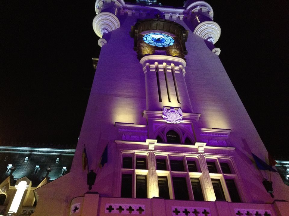  Cinci clădiri din Iaşi vor fi iluminate în violet vineri, de Ziua Prematurului