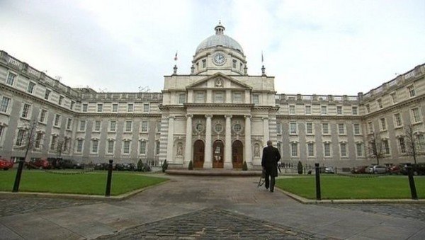  Guvernul irlandez în criză după depunerea unei moţiuni de cenzură