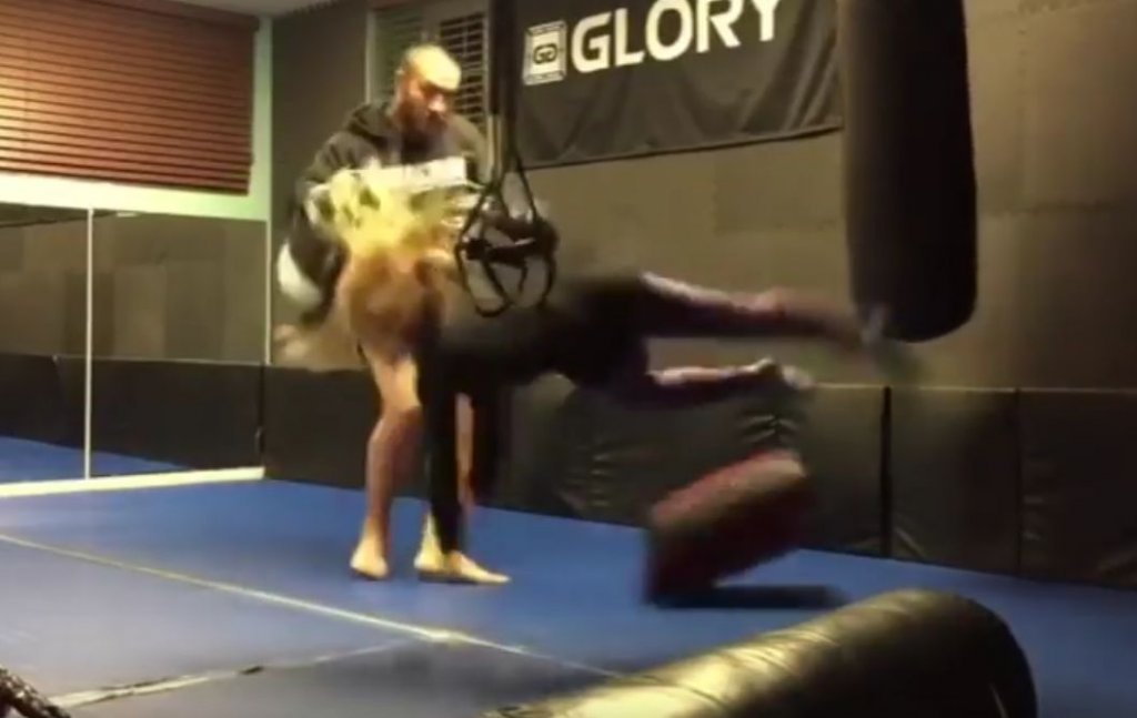  (VIDEO) Imagini şocante cu un luptător care îşi loveşte fetiţa