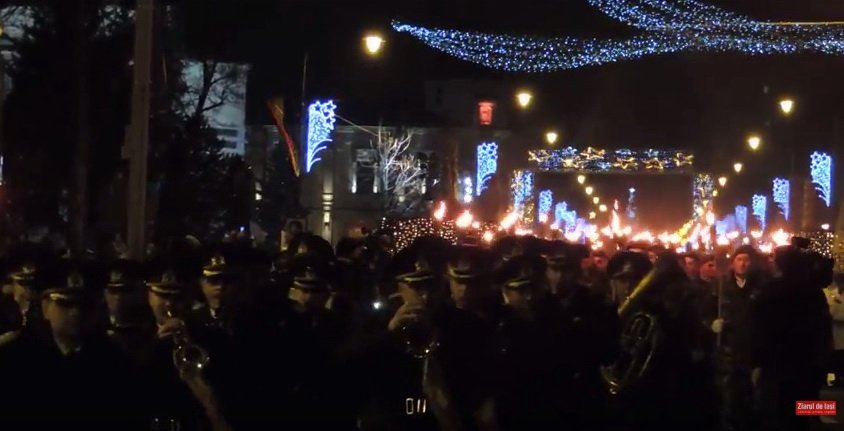  VIDEO: Lupii Negrii cu torțe în mâini îndreptându-se spre Palatul Culturii
