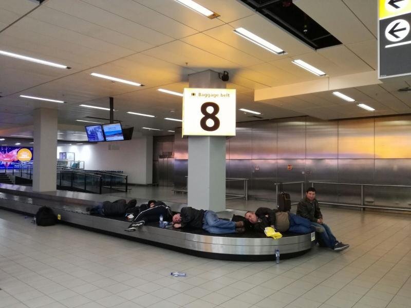  Avion TAROM blocat 12 ore pe aeroportul din Amsterdam. Oamenii au dormit pe unde au apucat
