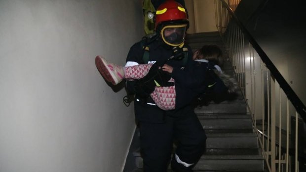  Cinci persoane, intoxicate cu fum în urma unui incendiu izbucnit într-un apartament de bloc