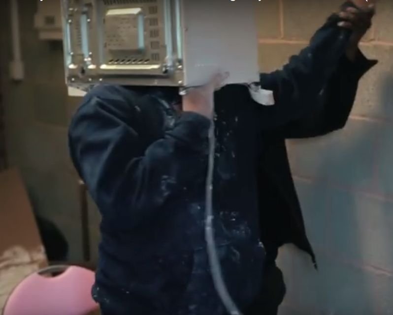  (VIDEO) Ce se întâmplă dacă îţi cimentezi capul în cuptorul cu microunde