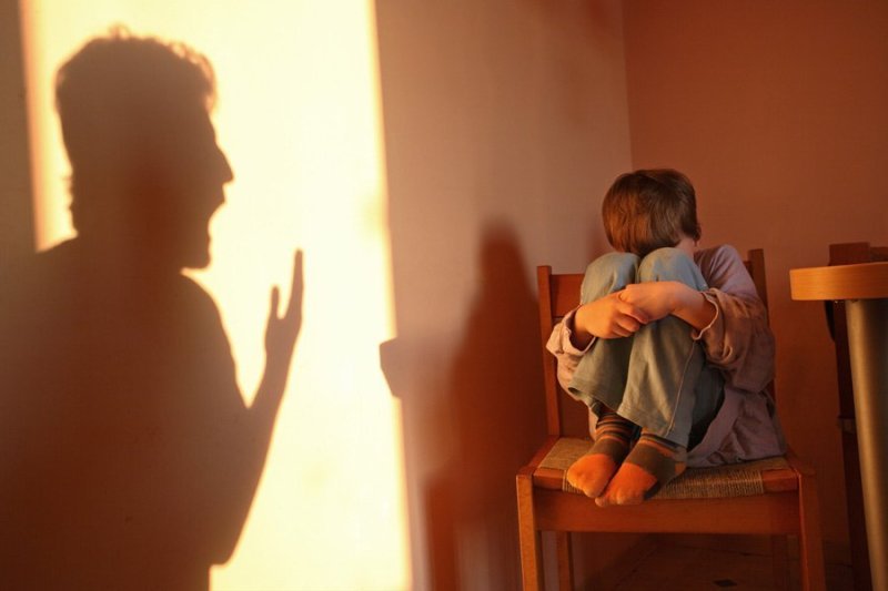  Ipocrizie: Românii spun că violenţa asupra copiilor e o mare problemă, dar 9 din zece îşi bat odraslele