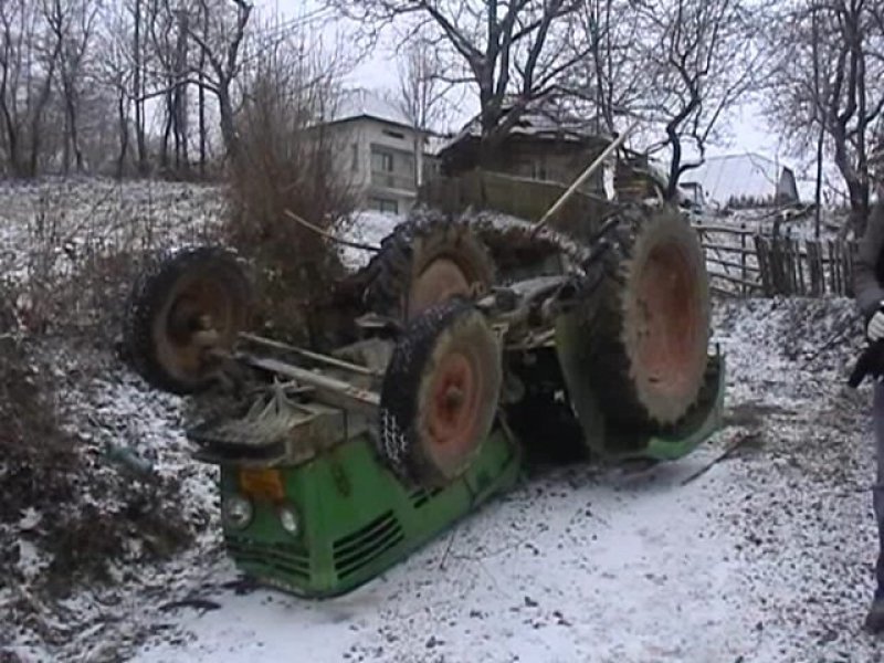  Bărbat de 45 de ani mort sub tractor