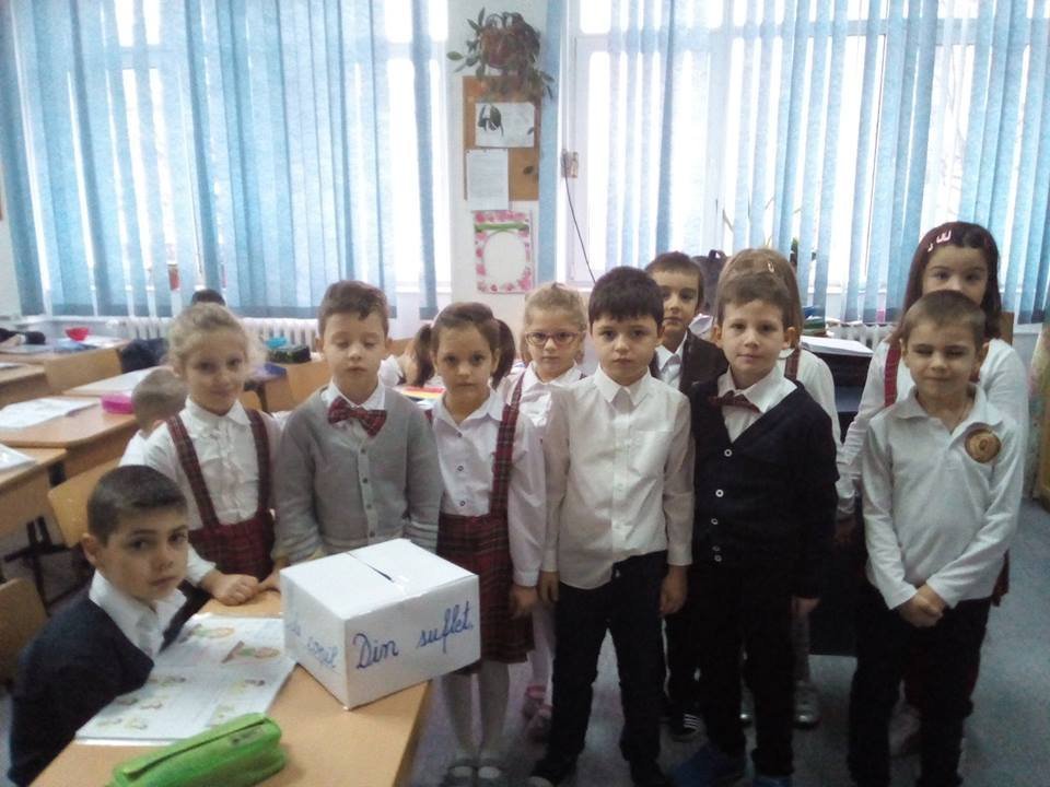  Elevi din Iași au organizat o colectare de haine și jucării pentru copiii din Țibana și Dumești
