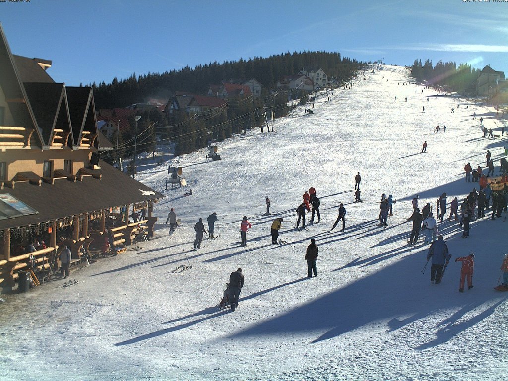  Zăpadă de peste jumătate de metru pe pârtii. Mii de turişti sunt aşteptaţi în vacanţă!