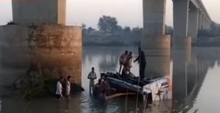  Un autocar a căzut într-un râu. Cel puţin 33 de persoane au murit, iar alte 20 au fost rănite