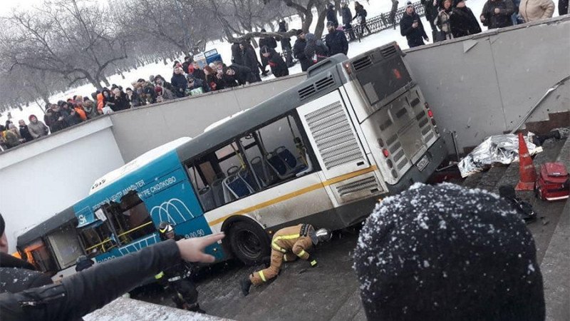  Un autobuz scăpat de sub control  a urcat pe treptele unui pasaj pietonal: patru persoane au murit