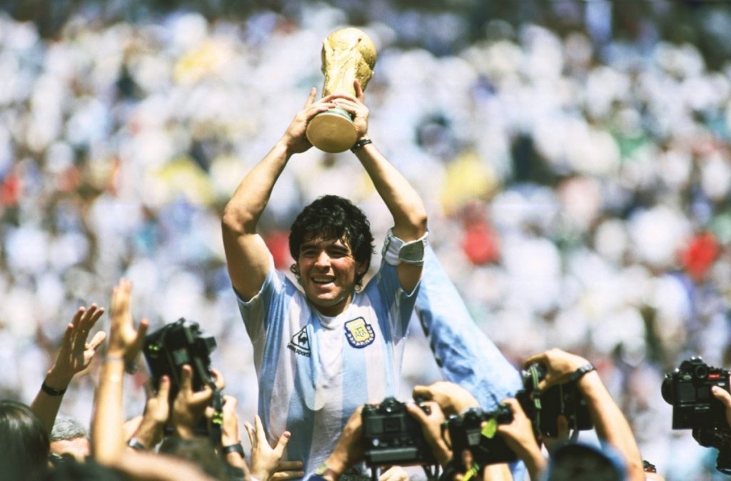  Istoria celor mai scumpe transferuri din fotbal. Cât a costat Maradona în 1994