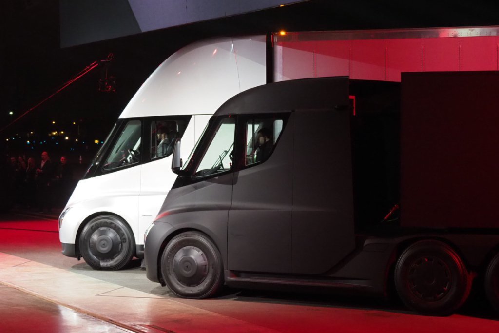  UPS a precomandat 125 de camioane electrice Tesla
