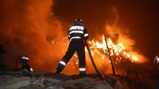  (UPDATE) Incendiu la Dobrovăţ. Un bărbat şi-a pierdut viaţa