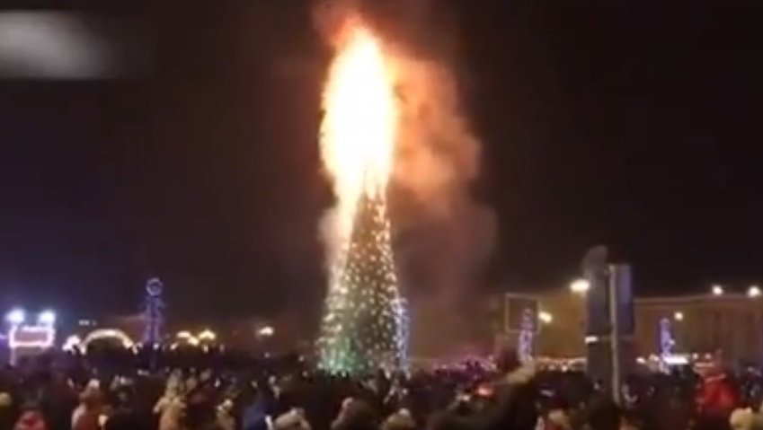  (VIDEO) Un brad de peste 20 de metri înălţime a luat foc de Revelion, în centrul unui oraş din Rusia