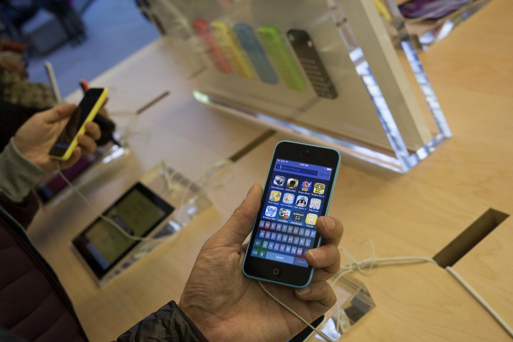  O baterie supraîncălzită de iPhone care scotea fum a condus la evacuarea unui magazin Apple