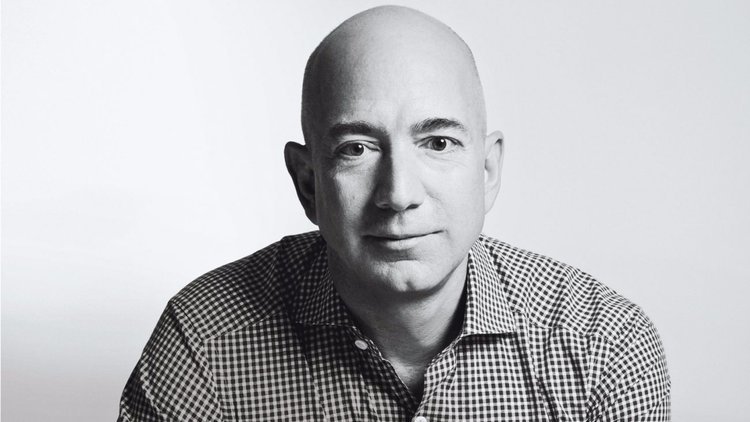  Şeful Amazon, Jeff Bezos este cea mai bogată persoană din istorie