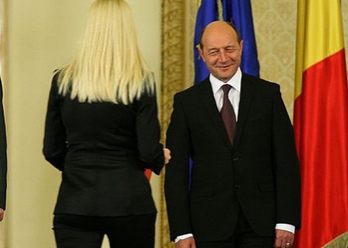  (FOTO) Cine este şi cum arăta prima iubită a lui Traian Băsescu