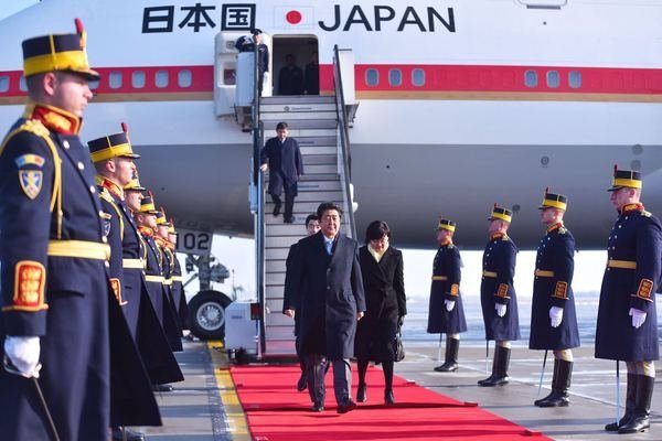  Vizita eşuată a premierului japonez stârneşte reacţii aprinse la Iaşi