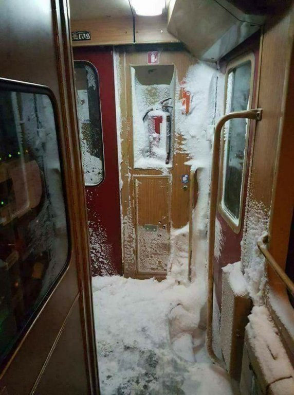  Imagini din trenul Iaşi-Timişoara. Nici în secolul trecut nu se călătoarea în halul asta!