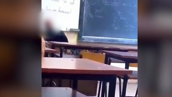  VIDEO: Profesorul-preot filmat în timp ce se masturba în fața elevilor a demisionat