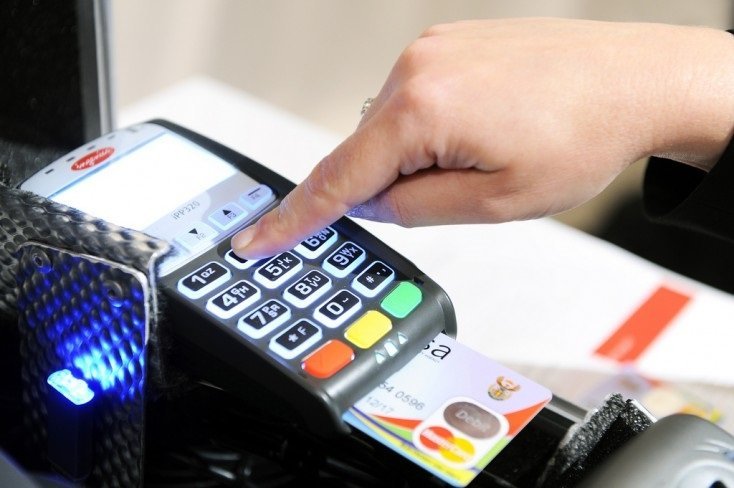  Firmele care acceptă plăţi cu cardul pot să acorde avansuri de numerar la cererea clienților