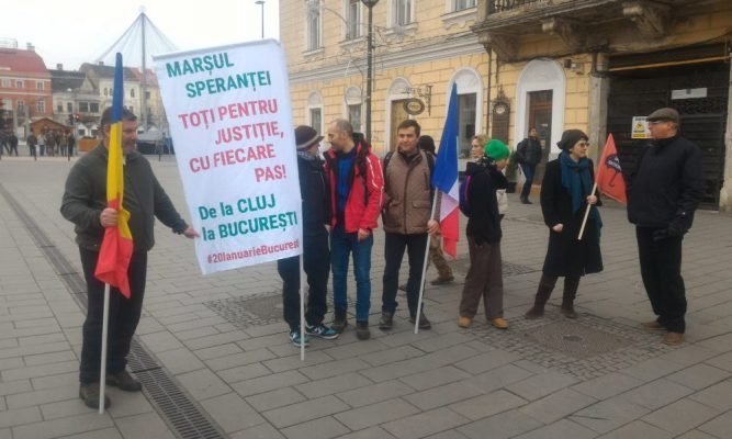  Clujenii care au pornit pe jos la protest au ajuns în Bucureşti, după 450 de kilometri de mers pe jos