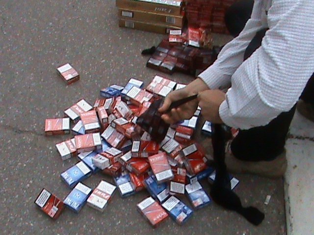  Contrabanda cu ţigări înfloreşte lângă pieţe