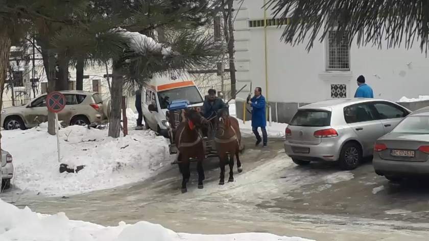  VIDEO: Uluitor! Ambulanță blocată în nămeți la Socola, scoasă cu ajutorul cailor