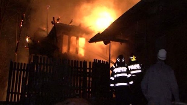  Doi frăţiori singuri, de 1 şi de 3 ani, au ars în casă din cauza jarului sărit din sobă