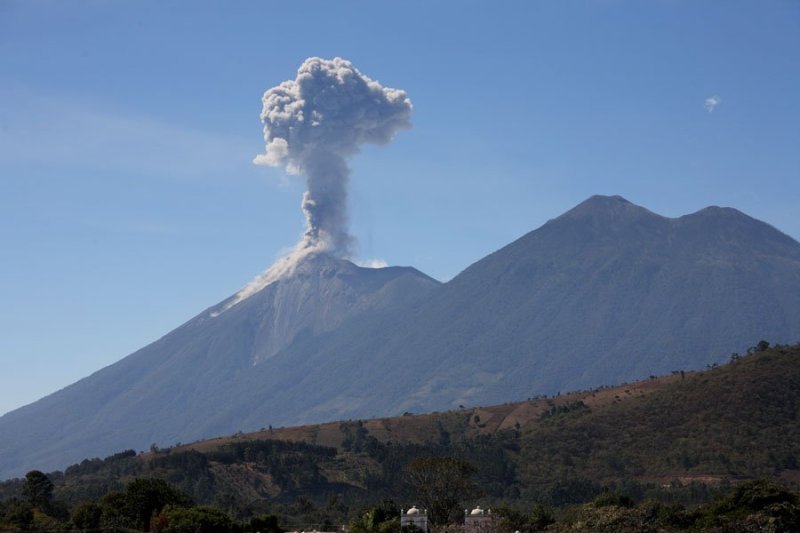  VIDEO: Vulcanul Fuego din Guatemala a erupt. Este alertă portocalie