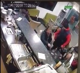  (VIDEO) Imagini dure. Tânăr, bătut într-un bar de un interlop