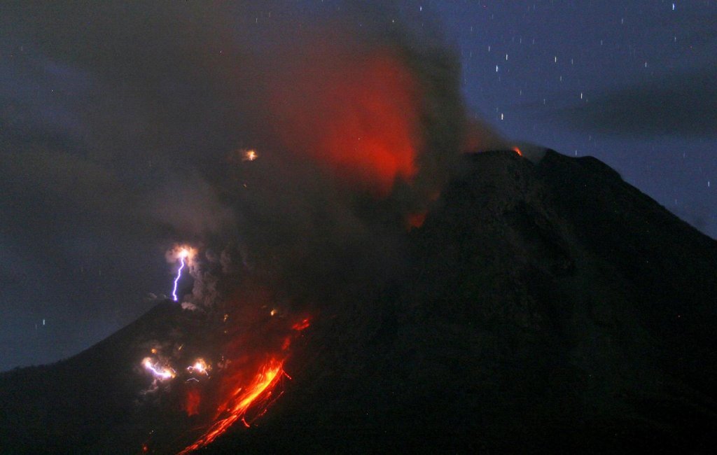  Vulcanul Sinabung a erupt din nou luni. Este stare de alertă pe insula Sumatra