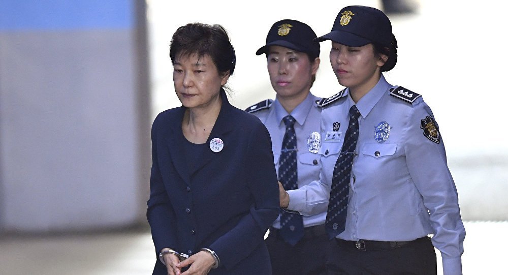  Anticorupţie în ţările civilizate: Fosta preşedintă sud-coreeană riscă 30 de ani închisoare