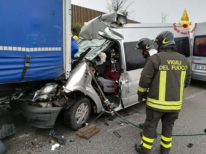  Microbuz cu număr de Iaşi, zdrobit sub un TIR în Italia. Trei victime în stare gravă