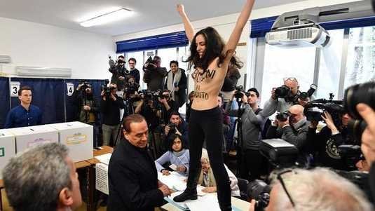  Alegeri în Italia: Protest topless în secţia în care a votat Berlusconi