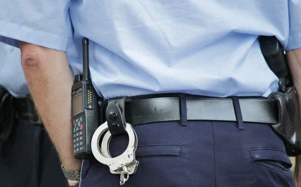  CAZ ULUITOR – Poliţist pus să dea o grămadă de bani unui drogat ce l-a scuipat între ochi